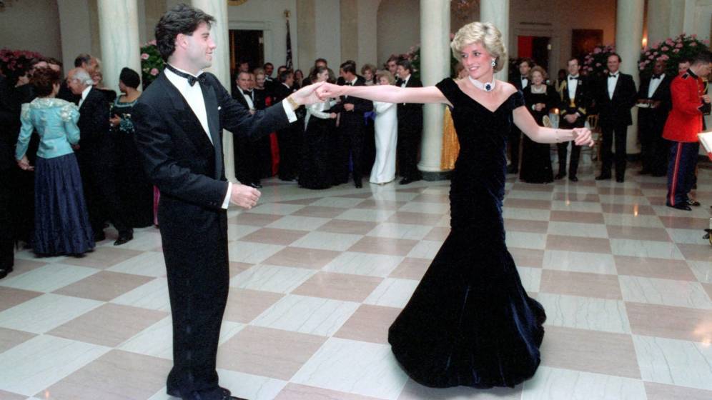 Subastan icónico vestido con el que Lady Di bailó con John Travolta y todo fue un “fracaso”