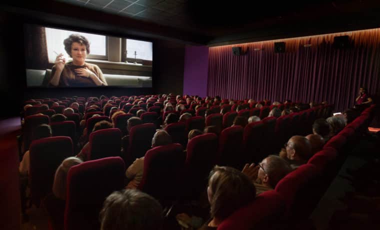¿Cómo ver películas en español en cines de Estados Unidos?
