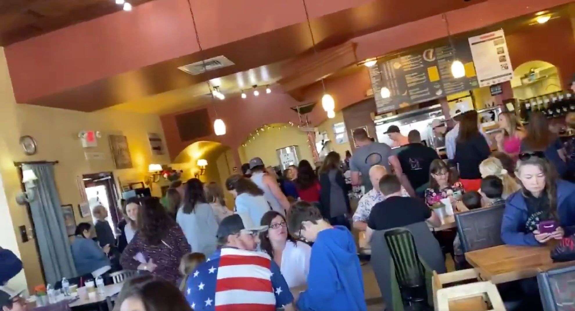 Ordenan cerrar restaurante de Colorado que reabrió ilegalmente y no respeto el distanciamiento social