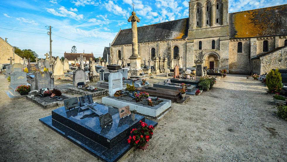 Un pueblo en Francia prohíbe morirse los fines de semana y días feriados