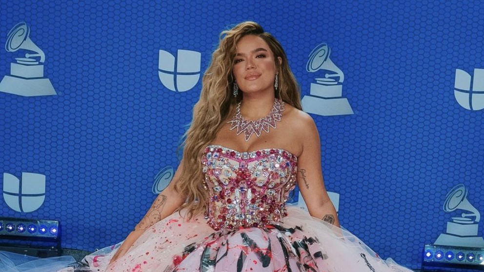 Se meten debajo del vestido de Karol G en los Latin Grammy y pocos lo notaron (VIDEO)