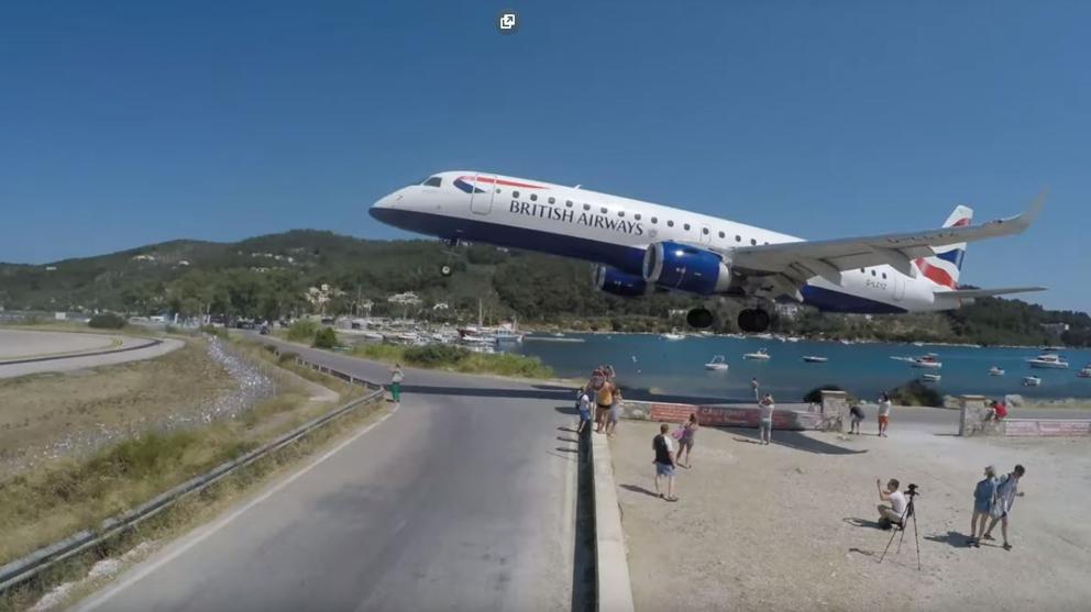 Aterrizajes de aviones en Europa que casi rozan a los turistas (Video)