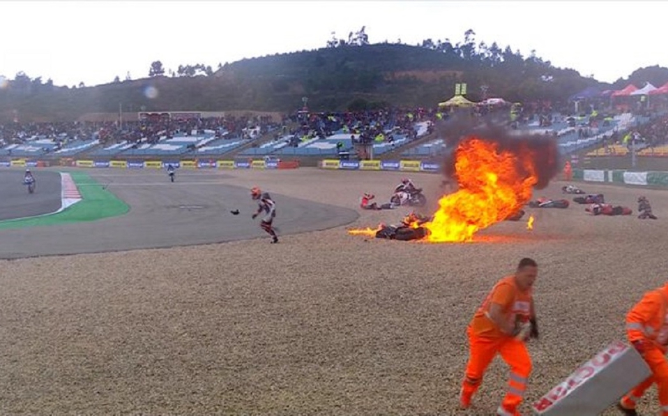 ¡Impresionante! En la carrera de GP Motos de Portugal pilotos sufrieron un accidente