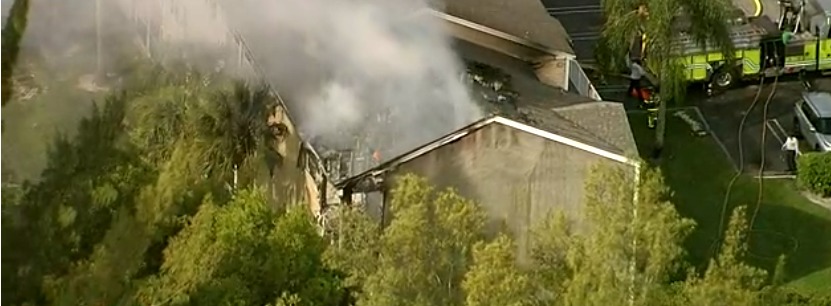 Bomberos intentan sofocar voraz incendio en Miami Gardens