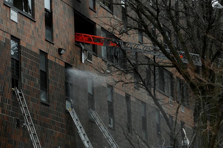 Incendio de edificio en Nueva York dejó al menos 19 personas fallecidas, entre ellas nueve niños