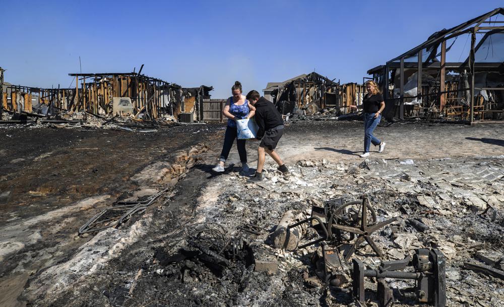 Bomberos luchan contra incendios forestales masivos en Florida Panhandle