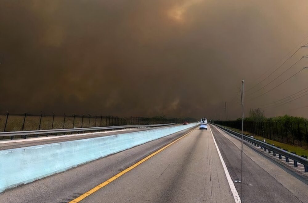 Incendio forestal se intensifica en Miami-Dade y obliga el cierre de vías clave