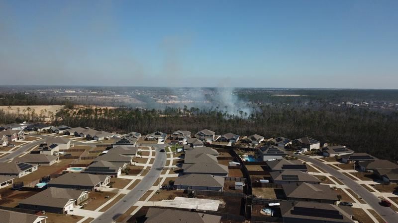 Evacúan 600 viviendas en Florida Panhandle por incendio forestal