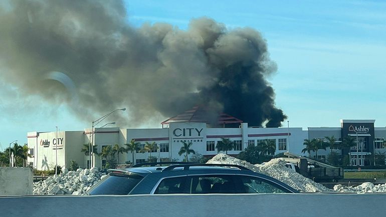 Incendio en zona comercial de Miami-Dade