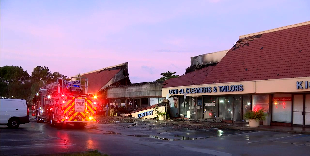 Un incendio ocasiona graves daños en centro comercial de Coral Springs