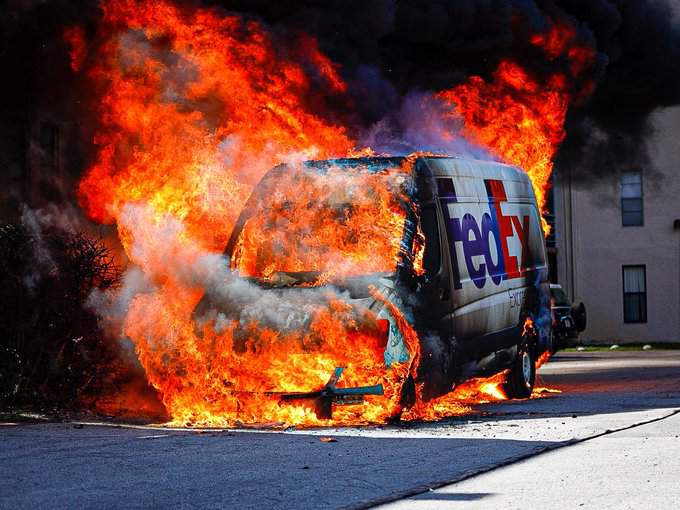 Camión de FedEx quedó destruido tras incendiarse en Lauderhill