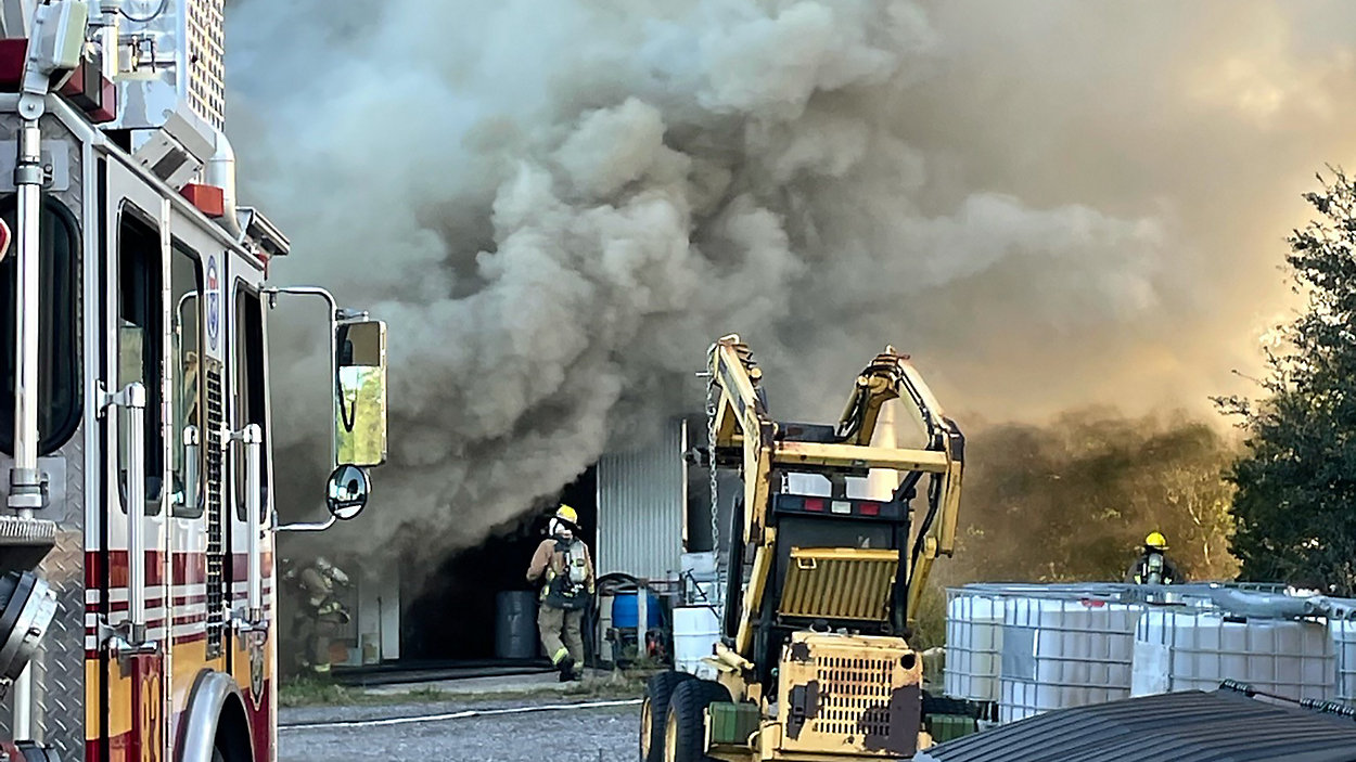 Bomberos combaten incendio en negocio de miel en el condado de Orange