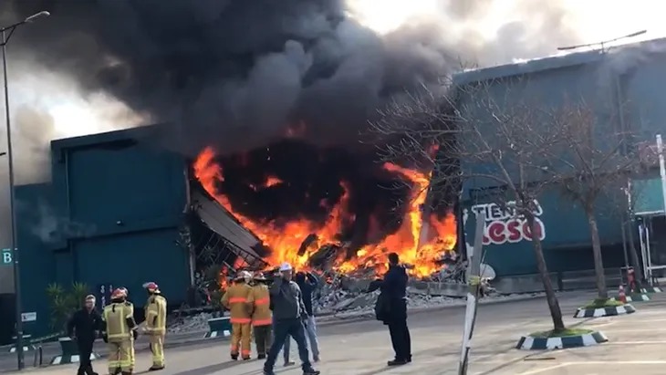Impactante incendio de un tradicional shopping en Punta del Este (+VIDEO)