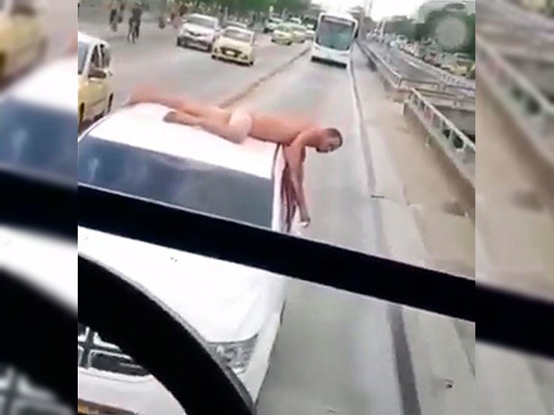 Encontró a su esposo siéndole infiel y lo paseó desnudo en el techo de su auto por la ciudad (Video)