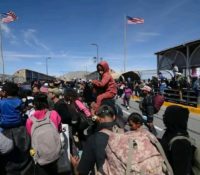 Caos en la frontera: inmigrantes intentaron cruzar en estampida tras rumor de “pase libre”