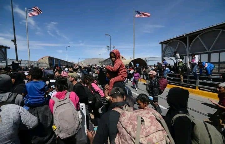 Caos en la frontera: inmigrantes intentaron cruzar en estampida tras rumor de “pase libre”