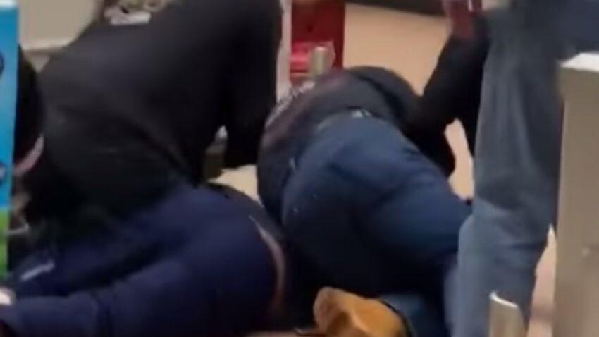 Tackleado hombre por toser y escupir alimentos en supermercado en EEUU (Video)