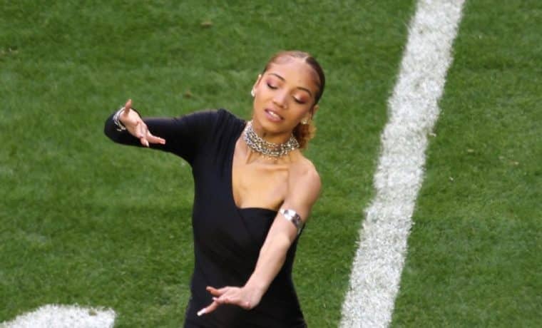 La verdadera estrella del Super Bowl no fue Rihanna, sino su intérprete de señas
