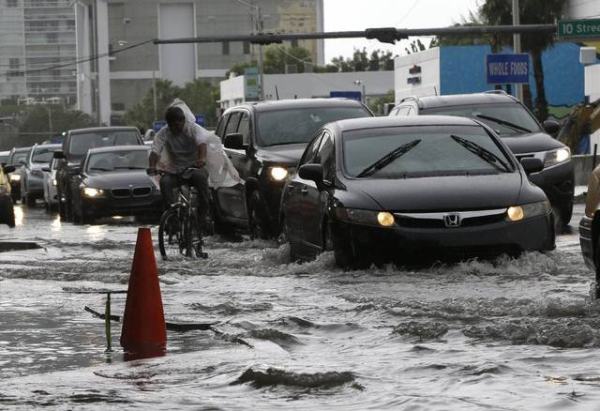 Las marea excepcionalmente alta causa inundaciones récord que preocupa a los residentes del sur de Florida