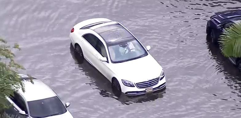 Conductores se enfrentan a inundaciones en algunas zonas de Fort Lauderdale