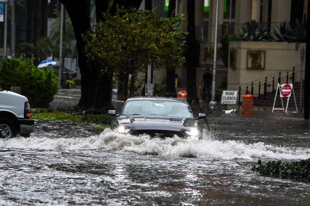 Limpian ciudades del sur de Florida después de las inundaciones por tormenta Eta