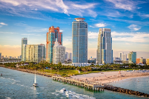 ¿Cuánto se debe ganar para vivir en Miami?
