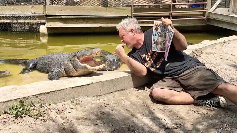 El “Defensor de cocodrilos” de Florida que le canta y lee a los caimanes durante la pandemia