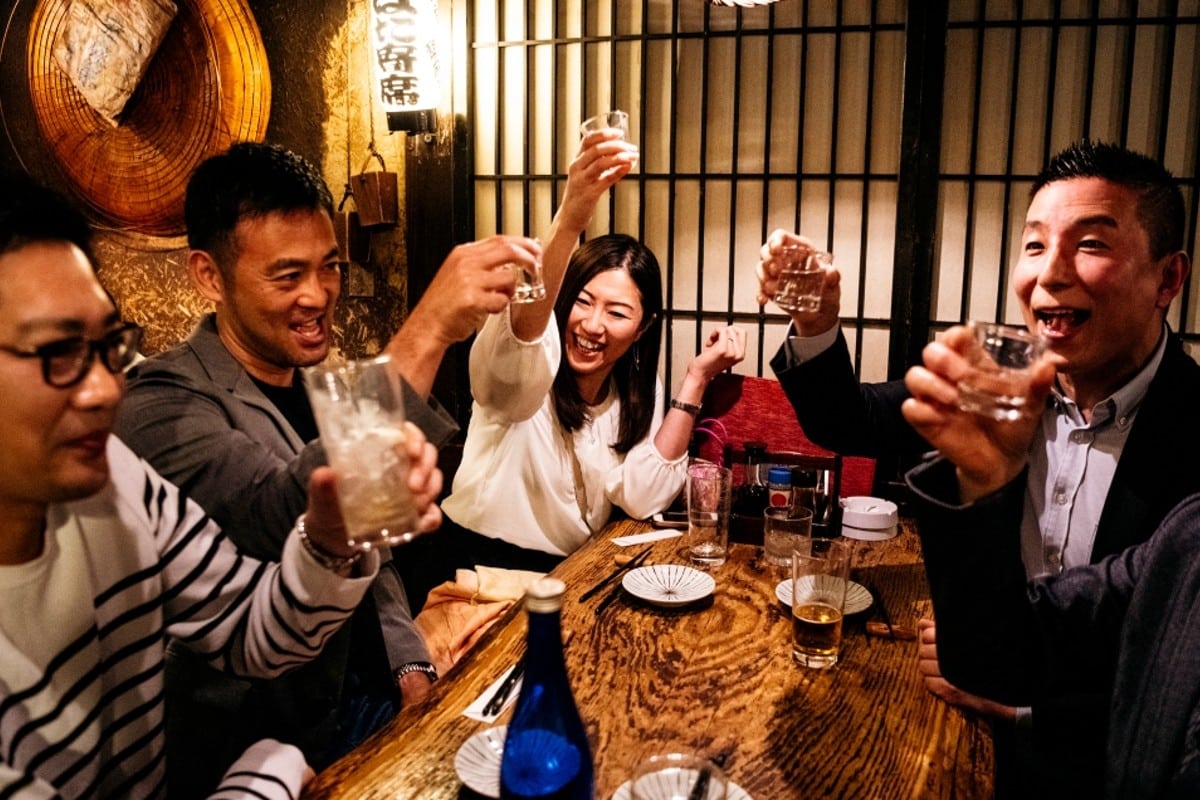 ¡Insólito! Japón quiere mejorar su economía haciendo que los jóvenes consuman más alcohol