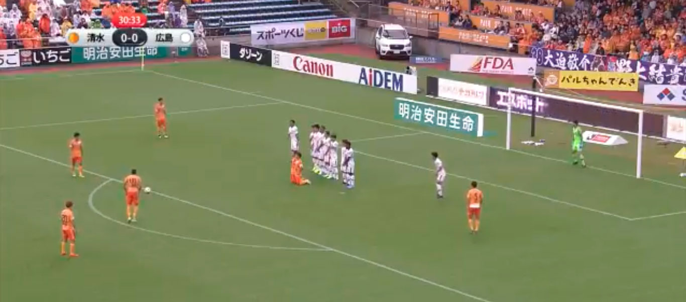Elaboraron un extraño gol en Japón, cobrando un tiro libre con dos jugadores del mismo equipo arrodillados (+Video)