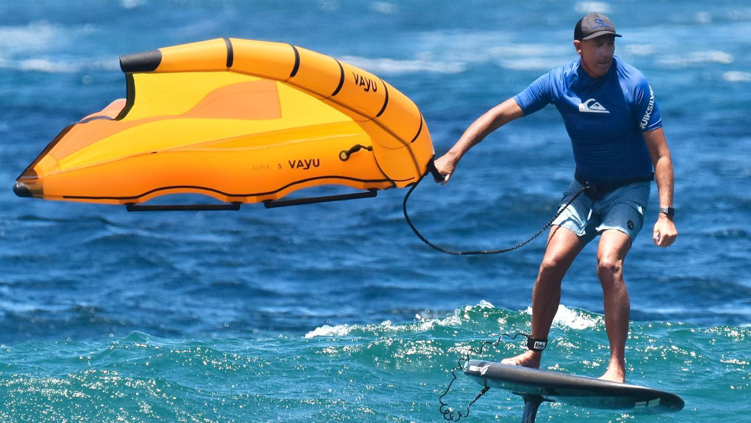 Surfista choca con enorme ballena y casi se ahoga: todo quedó grabado
