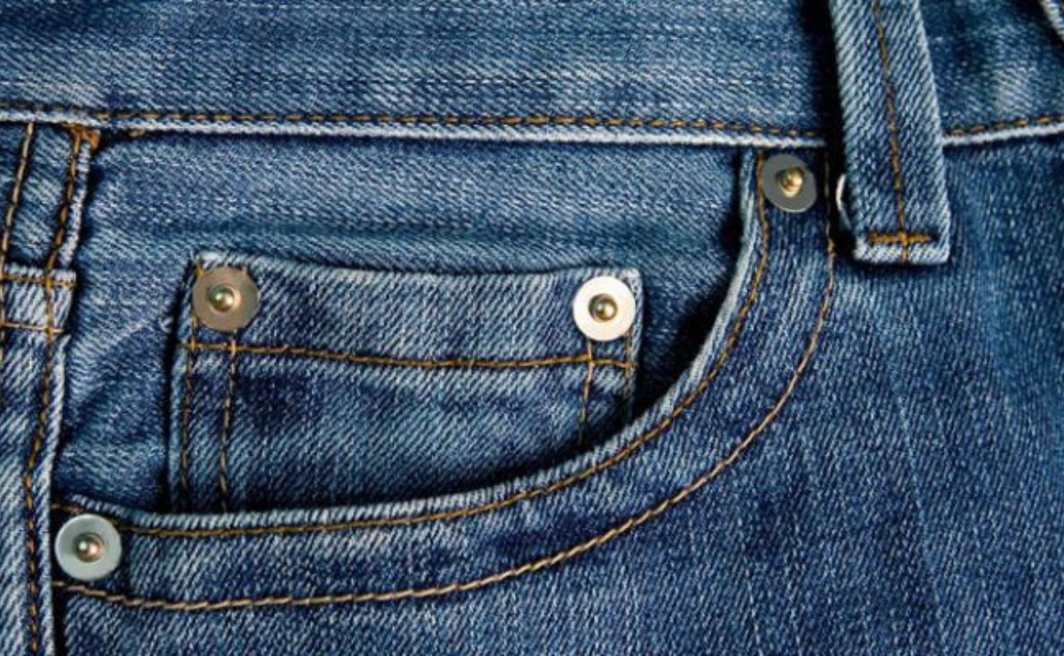 ¿Te preguntas por qué los jeans tienen un bolsillo pequeño y para qué sirven?