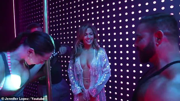 Jennifer Lopez muestra sus habilidades como striptease en la película Hustlers (video)