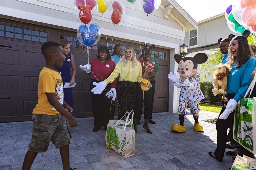 Disney recompensa a niño de Florida que usó fondos de vacaciones para ayudar a víctimas de Dorian