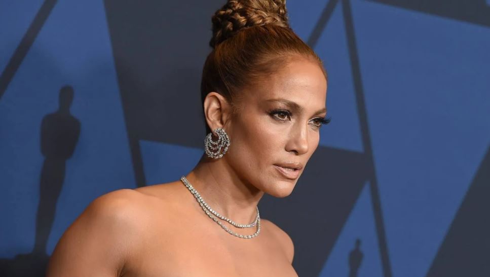 Jennifer Lopez anuncia el trailer de su película “Cásate conmigo”
