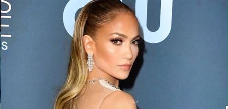Jennifer Lopez y Versace son imparables: mira los cambios de vestuario de Jlo en el Super Bowl 2020