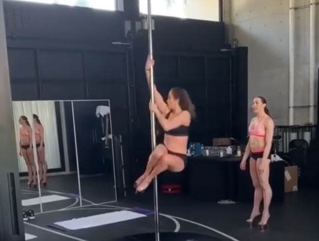 Jennifer López lo muestra todo bailando pole dance (Video)