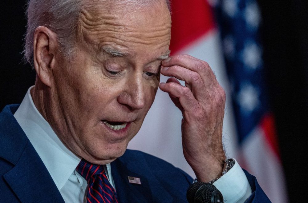 Biden sufre aparatosa caída durante acto militar en Colorado