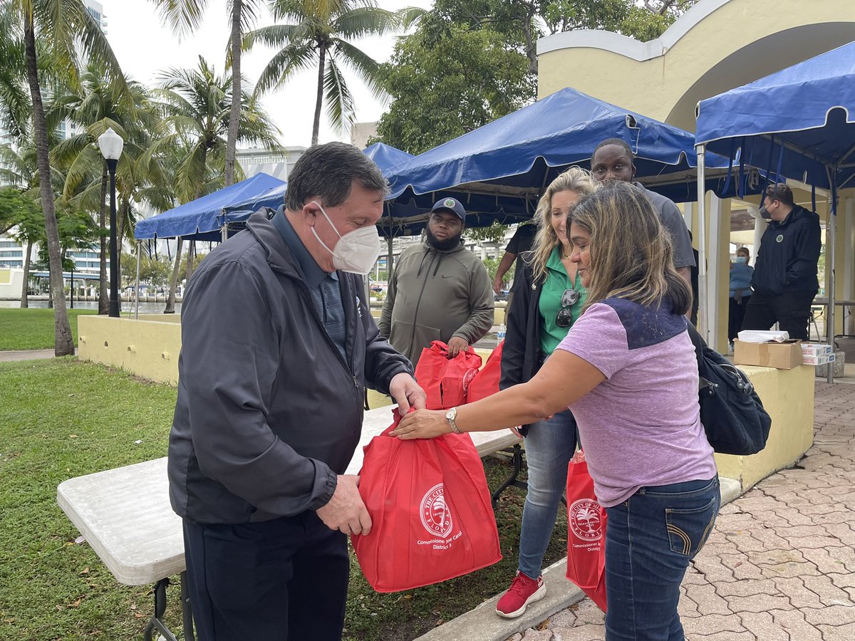 Reparten bolsas de comida de 100 dólares en El Parque del Dominó