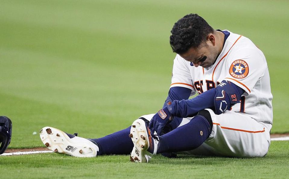 José Altuve se lesiona tras recibir pelotazo en la rodilla