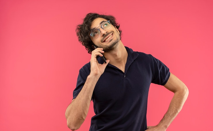 ¿Se perdió el “hola” al atender llamadas? La Generación Z impone nueva norma
