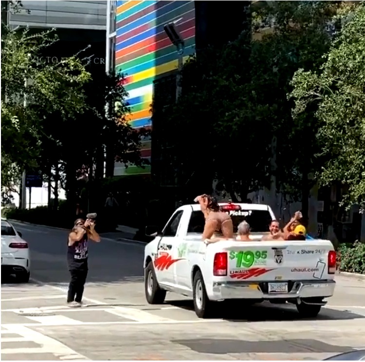 Jóvenes recorren el centro de Miami en una camioneta convertida en piscina (VIDEO)