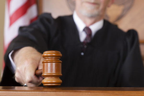 Juez de Miami-Dade reprendido por gritarle a la gente en el vestíbulo de un tribunal