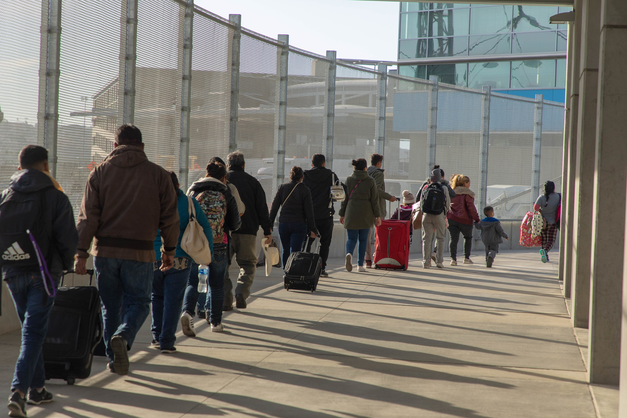 Declaran ilegal obligar a migrantes a esperar en México para pedir asilo
