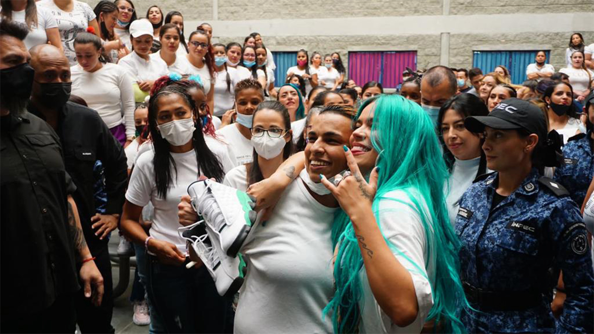 Karol G llegó a la cárcel de Medellín con un regalo para las mujeres