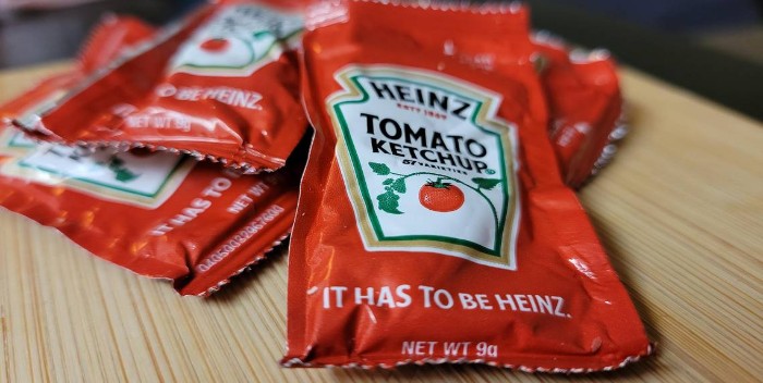 Conoce por qué hay escasez de sobres de ketchup en restaurantes de EEUU