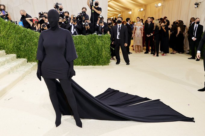 Kim Kardashian desata memes por su outfit en la Met Gala 2021