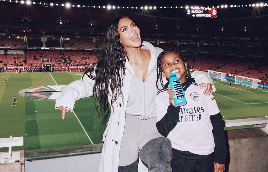 Kim Kardashian y el controvertido gesto obsceno de su hijo a los paparazis