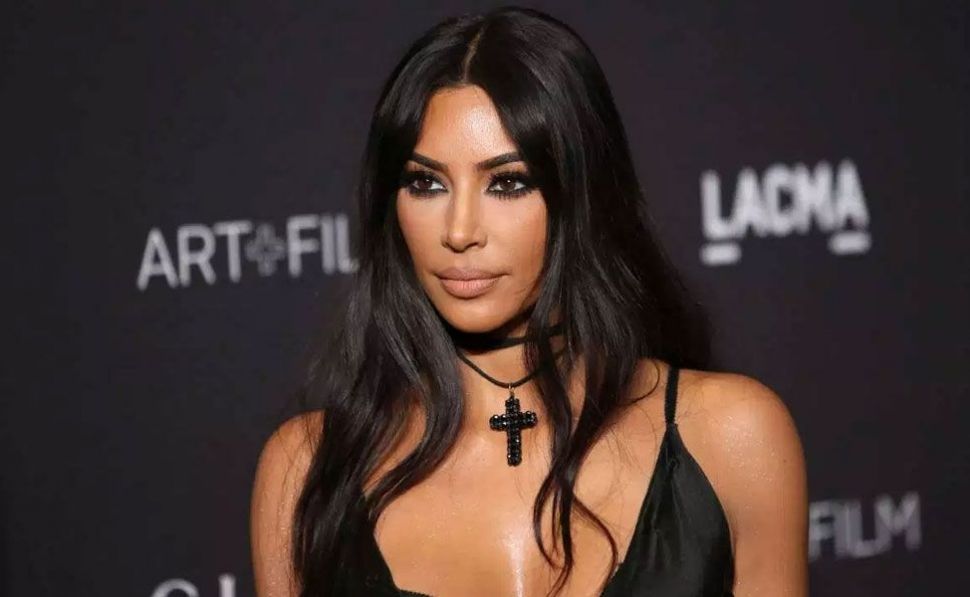 ¡El truco revelado! Kim Kardashian como cualquier mortal también usa fajas