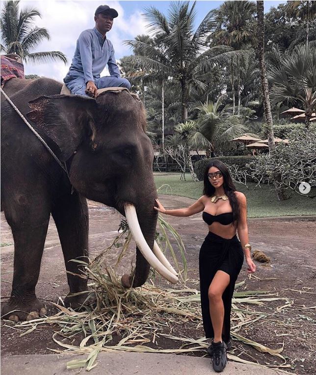 Kim Kardashian secuestra la trompa del elefante en Instagram