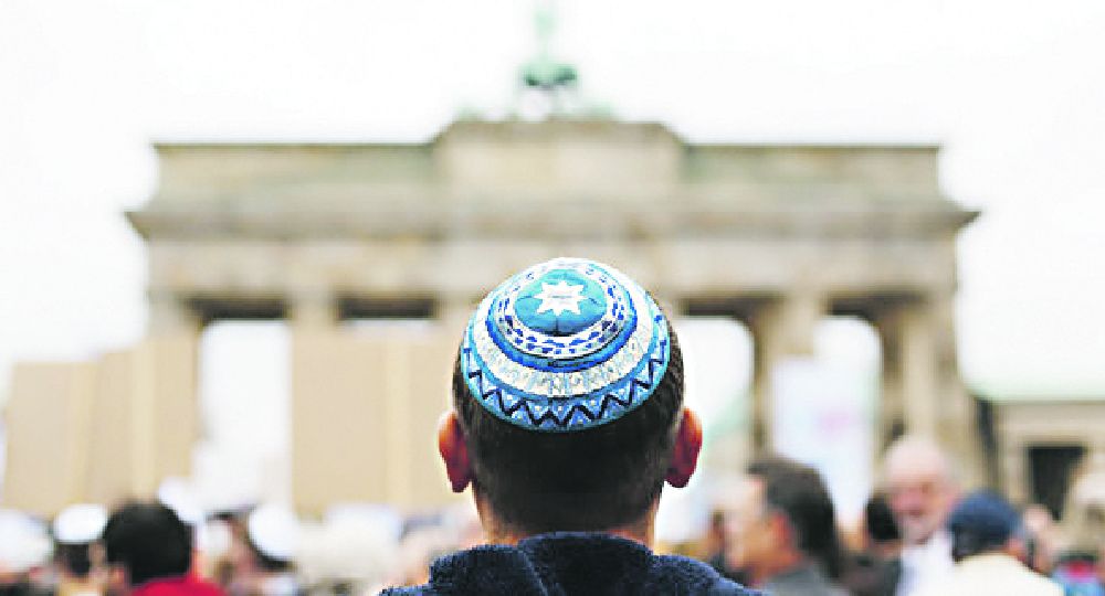 Por aumento de antisemitismo recomiendan a judíos dejar de usa la kipá en Alemania